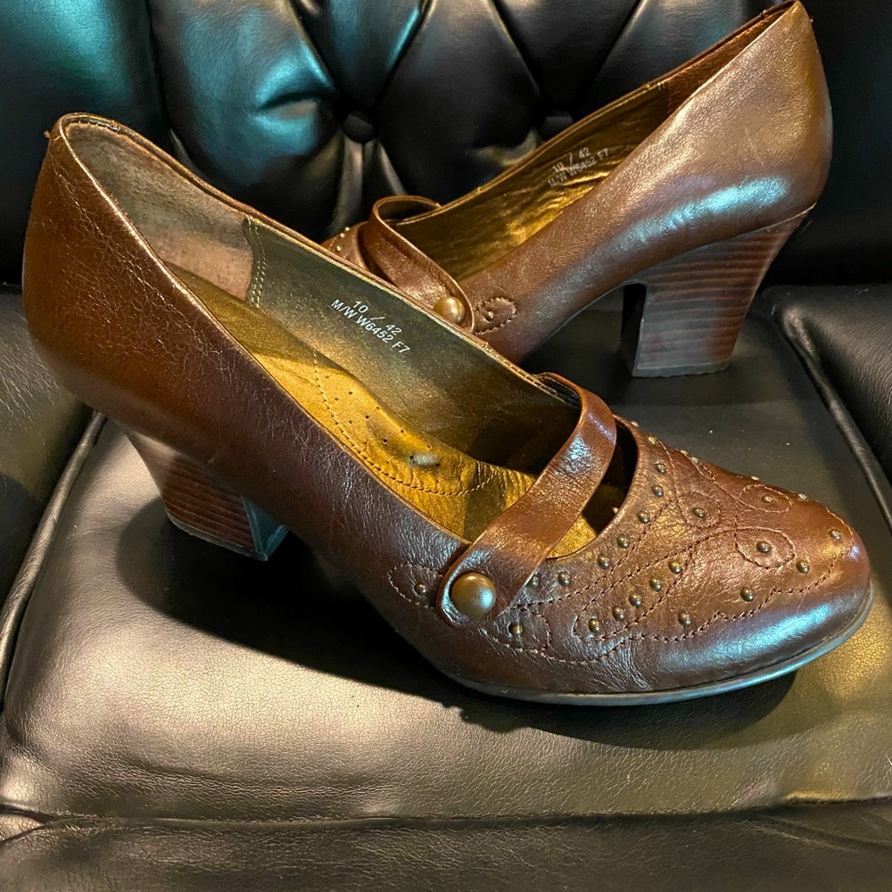 Born Brown Leather Heel